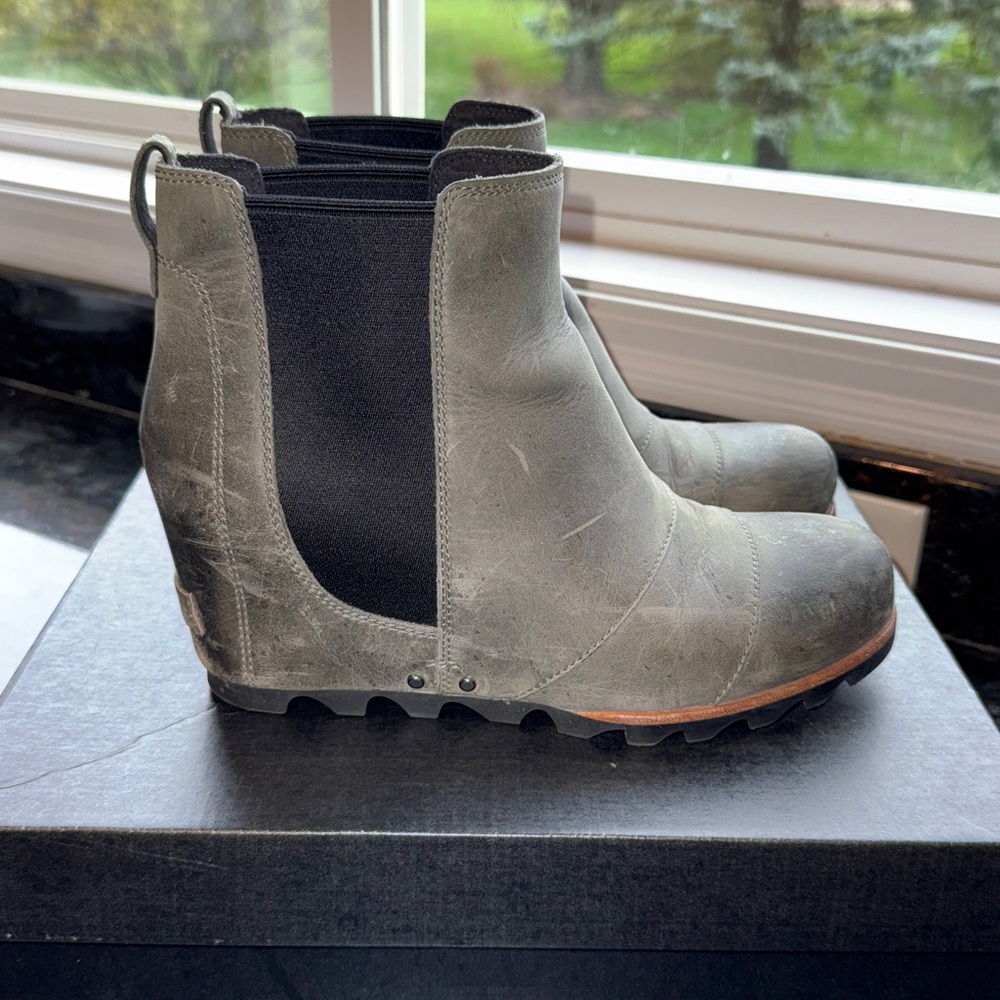 Women’s SOREL Lea Wedge. Size 9. Grey  Super cute and Comfortable.